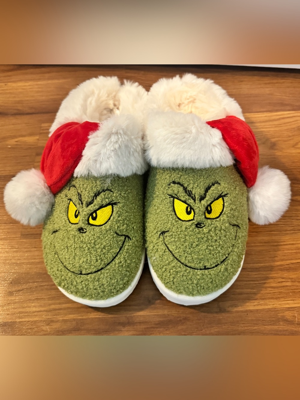 NWOT American Eagle Women’s Grinch Slippers size 11